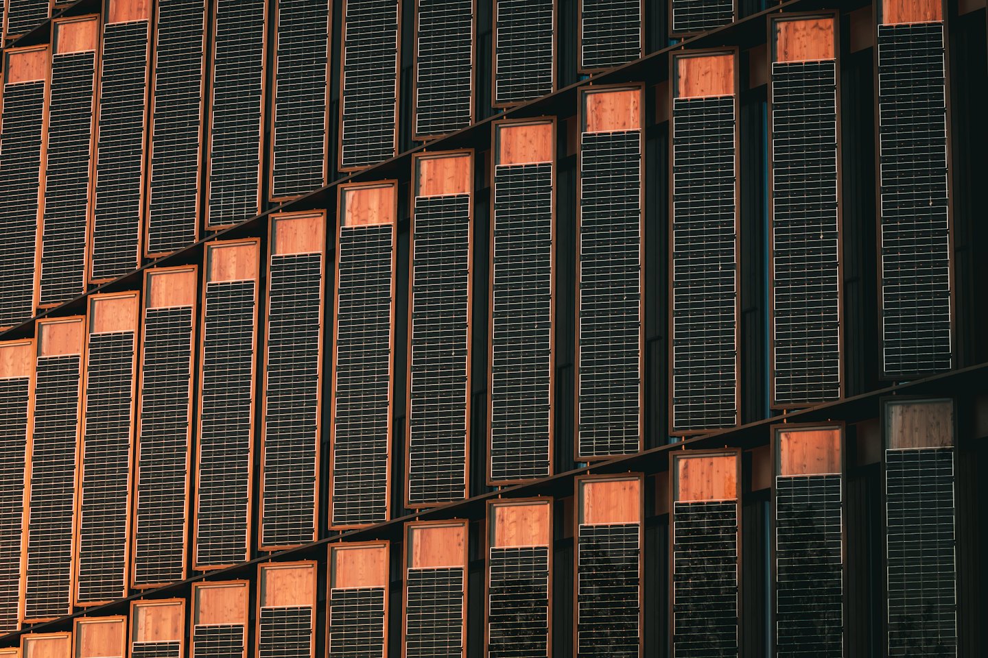 Solarmodule auf einem modernen Gebäude mit Holzverzierungen.