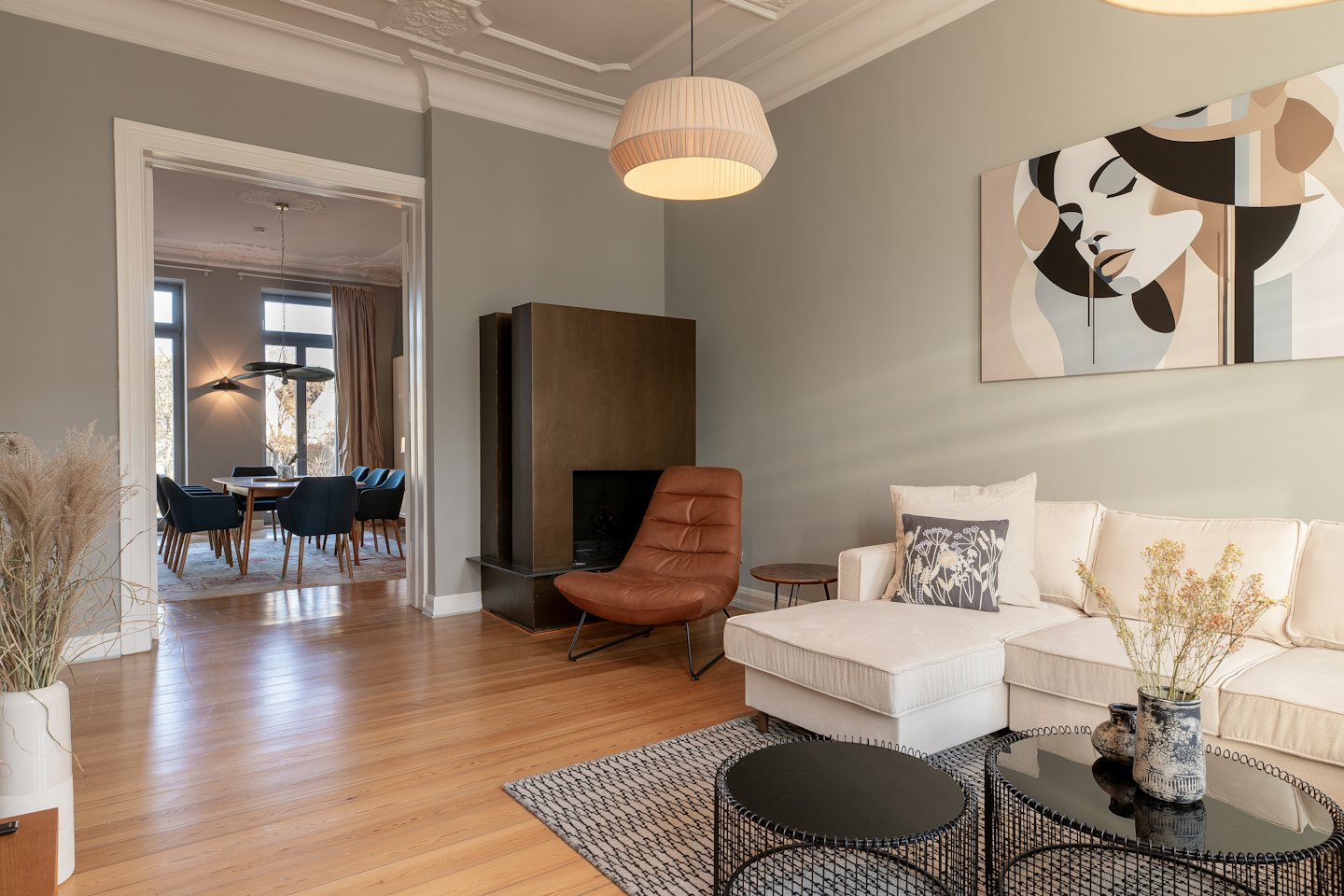 Modernes Wohnzimmer mit Ecksofa und Ledersessel.